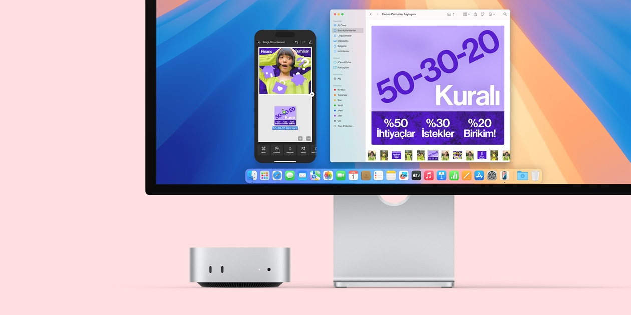 Gümü? rengi Mac mini’nin ?n ba?lant? noktalar?n? ve g?sterge ?????n? g?steren ?nden g?rünümü, a??k olan Mac monit?rün renkli ekran?ndaki Dock’ta uygulama simgeleri g?rülüyor ve Mac mini’nin monit?rün alt?na nas?l kolayca s??d??? g?steriliyor