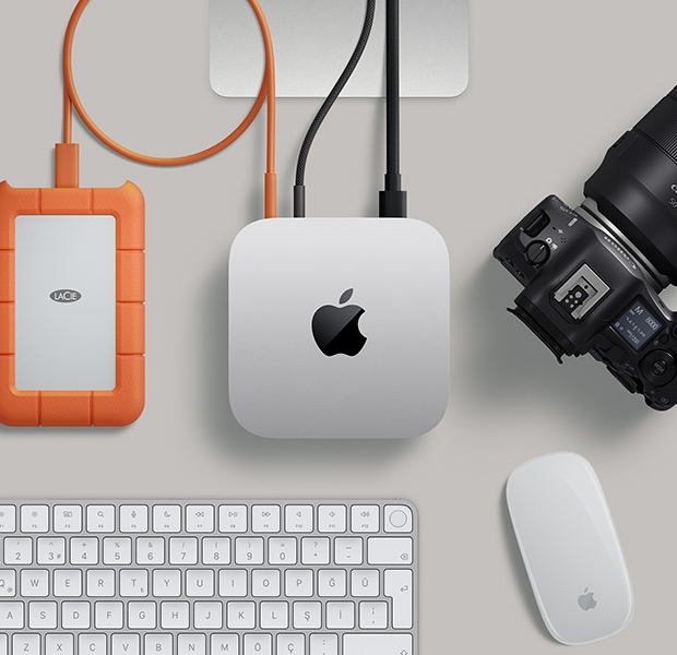 Siyah bir Magic Mouse ve siyah bir Magic Keyboard’un yan?nda yer alan ve arka ba?lant? noktalar?na ba?l? iki adet kablo ile bir ekrana ba?l? olan gümü? rengi Mac mini’nin üstten g?rünümü