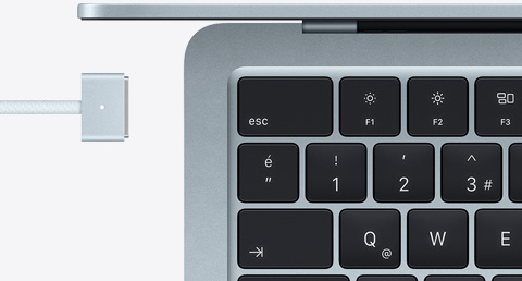 G?k Mavisi rengi MacBook Air ve uyumlu renkteki MagSafe ?arj kablosu