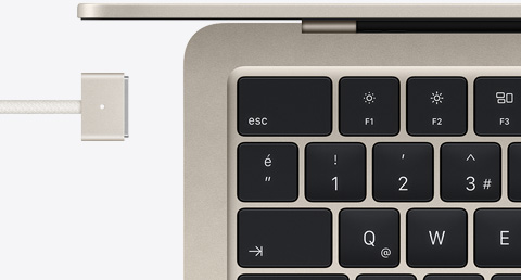 Y?ld?z I???? rengi MacBook Air ve uyumlu renkteki MagSafe ?arj kablosu