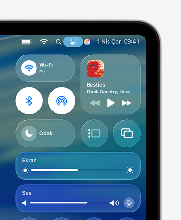 Mac ekran?n?n sa? taraf?nda, Denetim Merkezi’nde Wi‑Fi ve Bluetooth gibi Liquid Glass ?zel denetimleri g?steriliyor