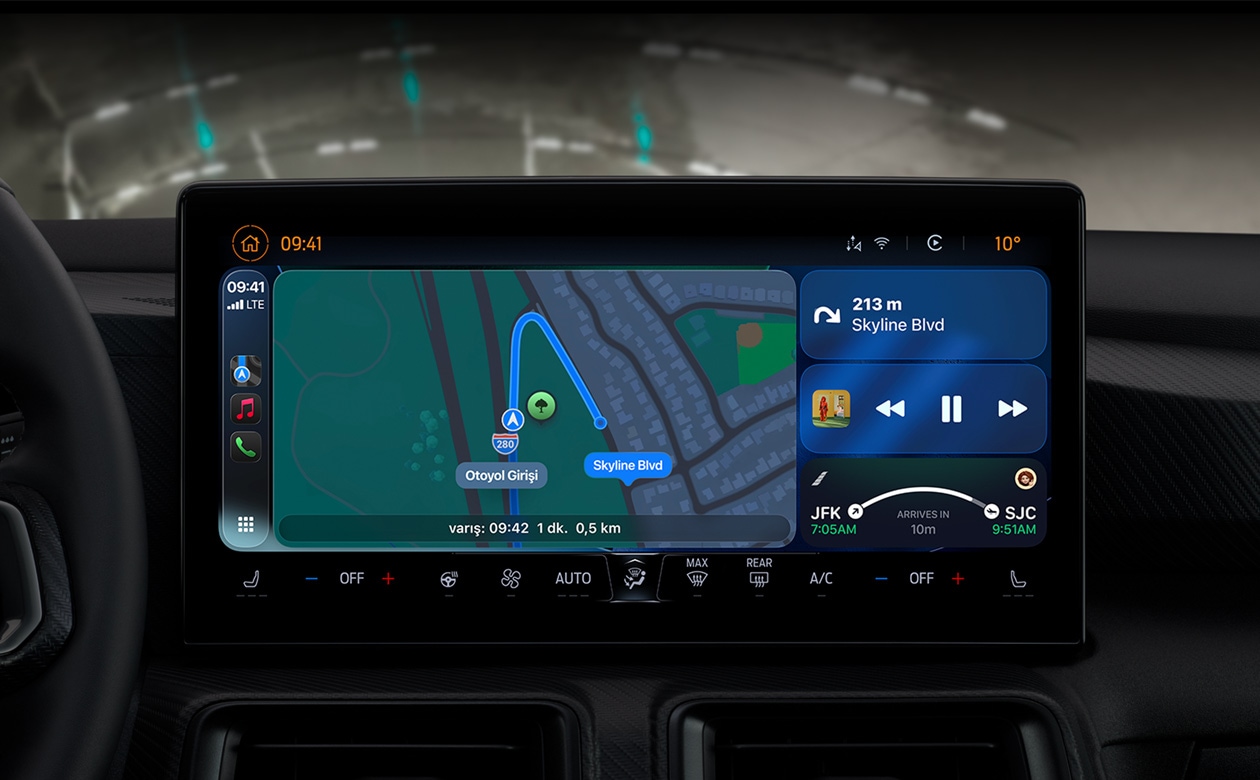 Bir ara?taki CarPlay, Haritalar uygulamas?nda yol tariflerini, Apple Music’i, u?u? bilgilerini ve ara? tak?mlar?n? g?steriyor