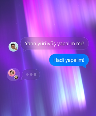 Mesajlar uygulamas?nda grup sohbeti, pembe, mor ve mavi renklerde soyut arka plana ayarlanm??