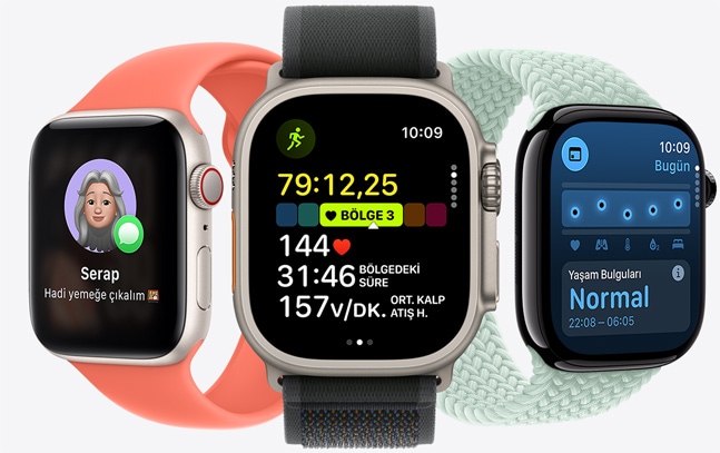 ü? Apple Watch modelinden ortadaki Siyah kordona sahip Naturel renkli Apple Watch'un kadran?nda ko?u s?ras?ndaki kalp at?? h?z? istatistikleri, sa?daki Deniz Ye?ili kordona sahip Simsiyah Apple Watch'un kadran?nda Ya?am Bulgular?, soldaki Koyu Turuncu kordona sahip Y?ld?z I???? Apple Watch'un kadran?nda bir Genmoji g?rünüyor