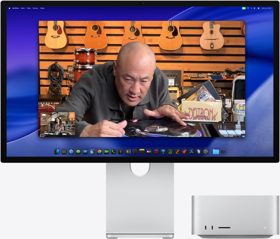 Yan?nda Mac Studio bulunan bir Studio Display XDR’da g?rüntülü arama yapan bir ki?i, müzik ma?azas?nda bir pikab? yak?ndan inceliyor