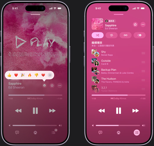 左側(cè)的 iPhone 正在播放 Ed Sheeran 的《Sapphire》，並浮現(xiàn)反應表情符號提示，顯示豎起拇指、愛心、慶祝、拇指朝下或加入其他反應的選項；右側(cè)的 iPhone 則展示名為公路旅行的合作播放列表，其中包含其他人加入的多首歌曲