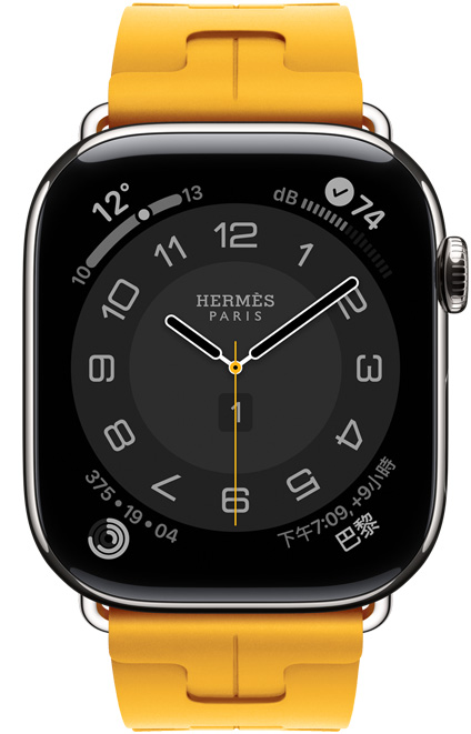 Apple Watch Hermès Series 11，搭配銀色鈦金屬錶殼，採用 Circulaire 指針錶面 (顯示時針、分針、秒針，以及多項複雜功能，包括天氣、活動記錄圓圈、巴黎時間與噪音)；搭配 Jaune 黃色 (金絲雀黃色) Kilim Single Tour 錶帶，錶帶採用氟橡膠材質(zhì)