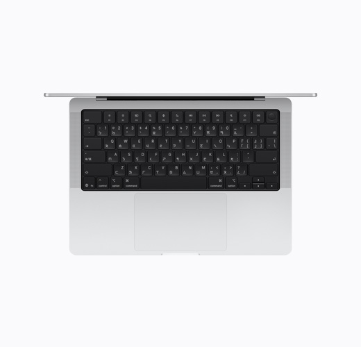 以俯視圖展示打開(kāi)的銀色 MacBook
