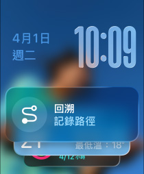 三款 Apple Watch 錶款並排陳列，中間是原色錶款，錶面顯示包含回溯功能小工具的智慧型堆疊提示；右側(cè)是曜石黑色錶款，錶面顯示體能訓(xùn)練畫面；左側(cè)是玫瑰金色錶款，錶面顯示睡眠分?jǐn)?shù)畫面