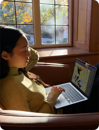 Людина в кр?сл? з MacBook Air