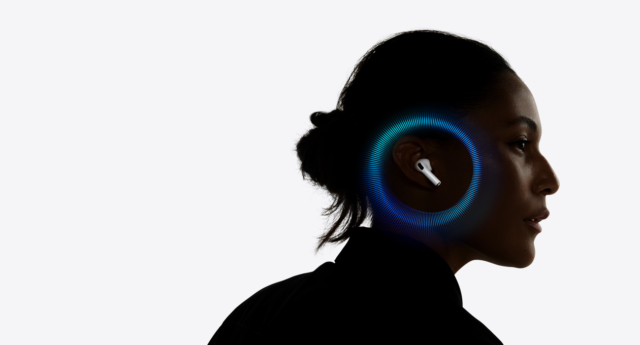 Cilvēks ar AirPods Pro 3 un ska?as vi??iem ap ausi