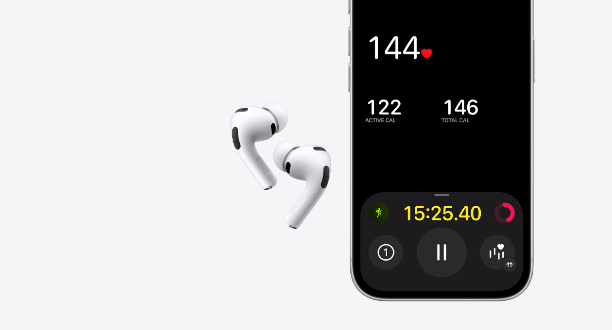 AirPods Pro 3 i hvid og den nederste halvdel af en iPhone 17 Pro-sk?rm med Fitness-appen og pulsm?lingsfunktionen