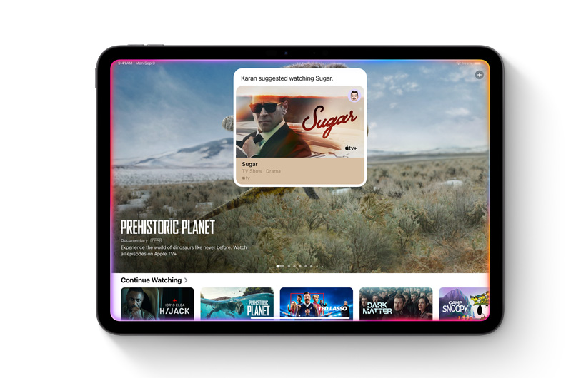 Uma notifica??o no app Apple TV Plus lembra que uma pessoa recomendou uma série para você assistir.