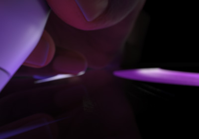 Bir kullan?c? yazma pozisyonunda Apple Pencil Pro’yu tutuyor. Kalemin ucu parlak ye?il kal?n f?r?a darbelerinin g?ründü?ü bir ekrana bast?r?yor.