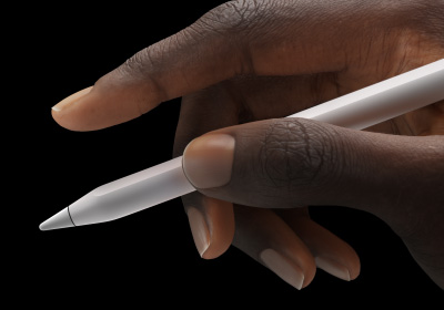 Kullan?c? Apple Pencil Pro’yu alt k?sm?n? ba?parma?? ve i?aret parma?? aras?nda tutuyor.