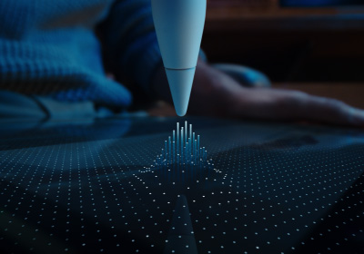 Apple Pencil Pro alt?ndaki bir ekrana do?ru ?evrilmi?. Ekran Apple Pencil Pro’nun ucunu takip ederek yukar? uzanan noktalarla dolu. Apple?Pencil’?n dokunmadan alg?lama ?zelli?inin Apple Pencil Pro’yu daha ekrana de?meden nas?l iPad’e ba?lad??? g?steriliyor.