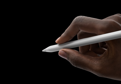 Apple Pencil Pro tutan bir kullan?c?n?n eli yazma pozisyonunda. Ucu, yeni bir ara? paletini g?steren arayüze d?nük.