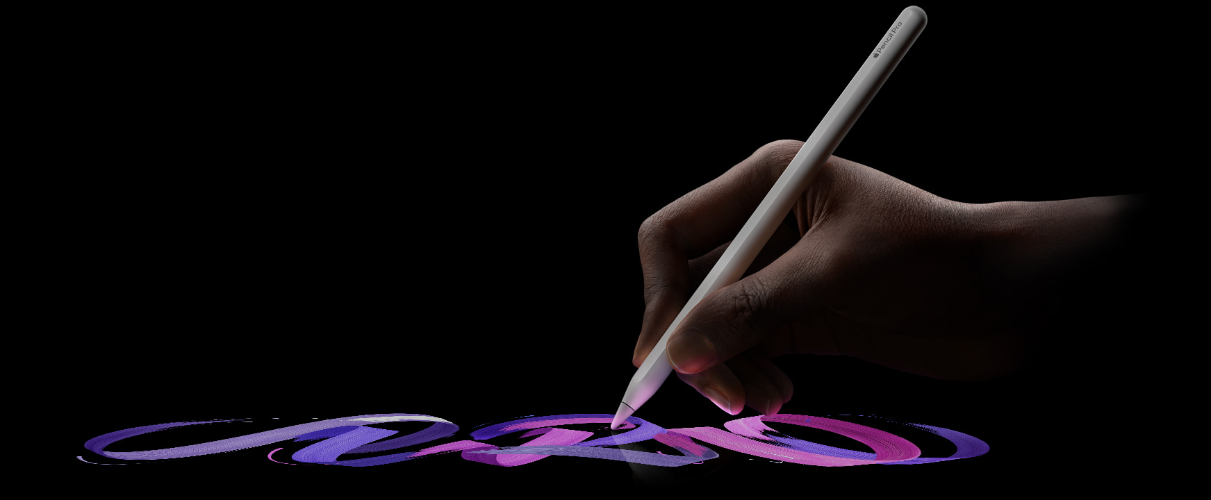 Kullan?c? Apple Pencil Pro’yu tutuyor, f?r?an?n canl? bir ?izgisi takip ediyor