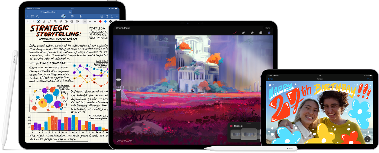 Bild des Apple Pencil Pro und des Apple Pencil USB-C neben mehreren iPad Ger?ten, die Beispiele handschriftlicher Notizen und farbiger Illustrationen zeigen, die mit dem Apple Pencil erstellt wurden