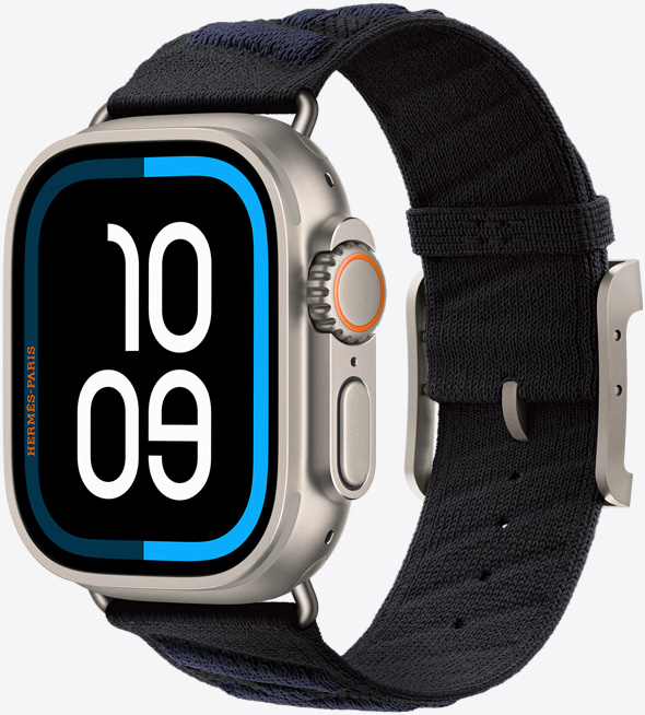 Apple Watch Hermès Ultra 3，搭配原色鈦金屬錶殼，展示延伸到邊緣的顯示器和圓角設計，右側(cè)外觀上有數(shù)位錶冠、麥克風和凸起的側(cè)邊按鈕，採用航海錶面 (顯示時間數(shù)字 10 點 09 分)；搭配 Noir/Bleu Nuit 黑色配午夜藍色 En Mer 錶帶 (黑色配深藍色紋理斜紋)，錶帶以聚醯胺紗繩材質(zhì)針織而成，中央有調(diào)整孔，配有原色鈦金屬錶扣與金屬五金