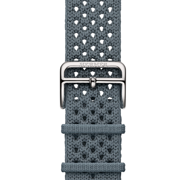 Bleu Gris 灰藍色 (藍灰色) Apple Watch Hermès Series 11 Néo Tricot 錶帶，錶帶以聚醯胺紗繩材質(zhì)針織而成，中央有調(diào)整孔，並配有鐫刻著 Hermès 的銀色錶釦