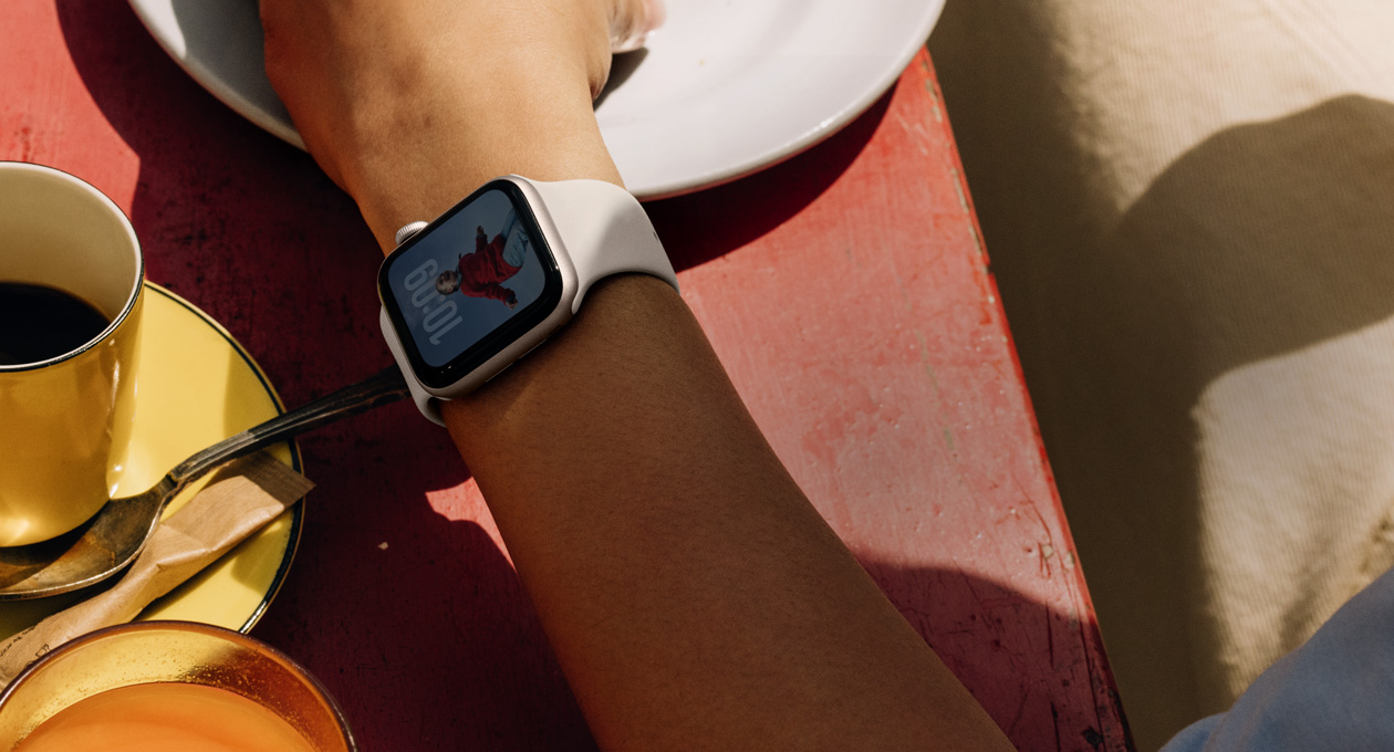 Apple Watch SE 3, aluminium case, starlight colour, Always-On display, Photos watch face, Sport Band, starlight colour