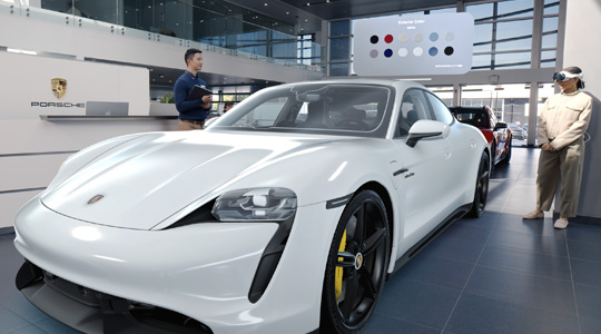 PorscheのショールームでApple Vision Proを裝著したお客様が、スポーツカーの3Dプロジェクションを見ながら社員と會話している