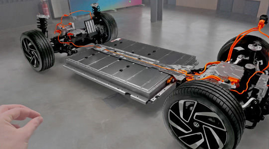 車のドライブトレインの3Dプロジェクションを、ピンチのジェスチャーで操作している