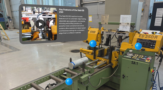 倉庫內(nèi)の大型機械に、「Key Features of the Sabi EB 250」と書かれた3Dプロジェクションが表示されている