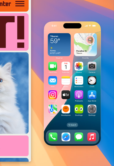 El escritorio de una MacBook muestra la pantalla de un iPhone a tama?o completo con varios widgets. A la izquierda, una ventana del navegador muestra un fondo colorido.
