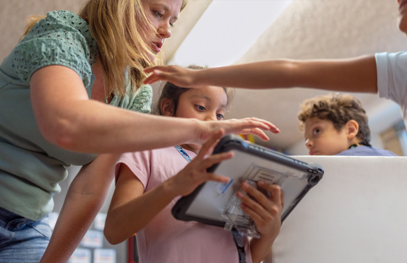 ノースウッド?ヒルズ小學校で、ALCとして學んだスキルを活かして、擔當する2年生の子どもたちをサポートするKim Farias氏。