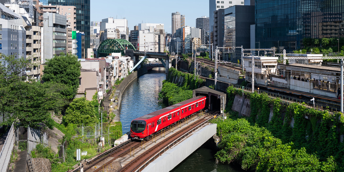 橋を渡る車両、毎日の運(yùn)行業(yè)務(wù)、メンテナンス作業(yè)など、東京メトロの様々な瞬間です