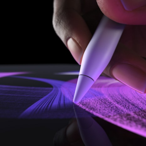 Osoba pou?ívající Apple Pencil Pro v aplikaci Procreate maluje barevnou linku ?tětcem