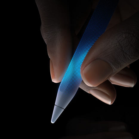 U?ivatel dr?í Apple Pencil Pro. Plocha nad hrotem Apple Pencilu je citlivá na dotyk a reaguje haptickou odezvou