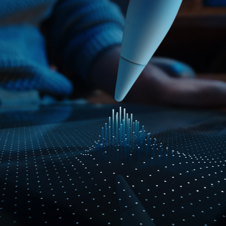 Apple Pencil Pro dr?eny nad displejem iPadu