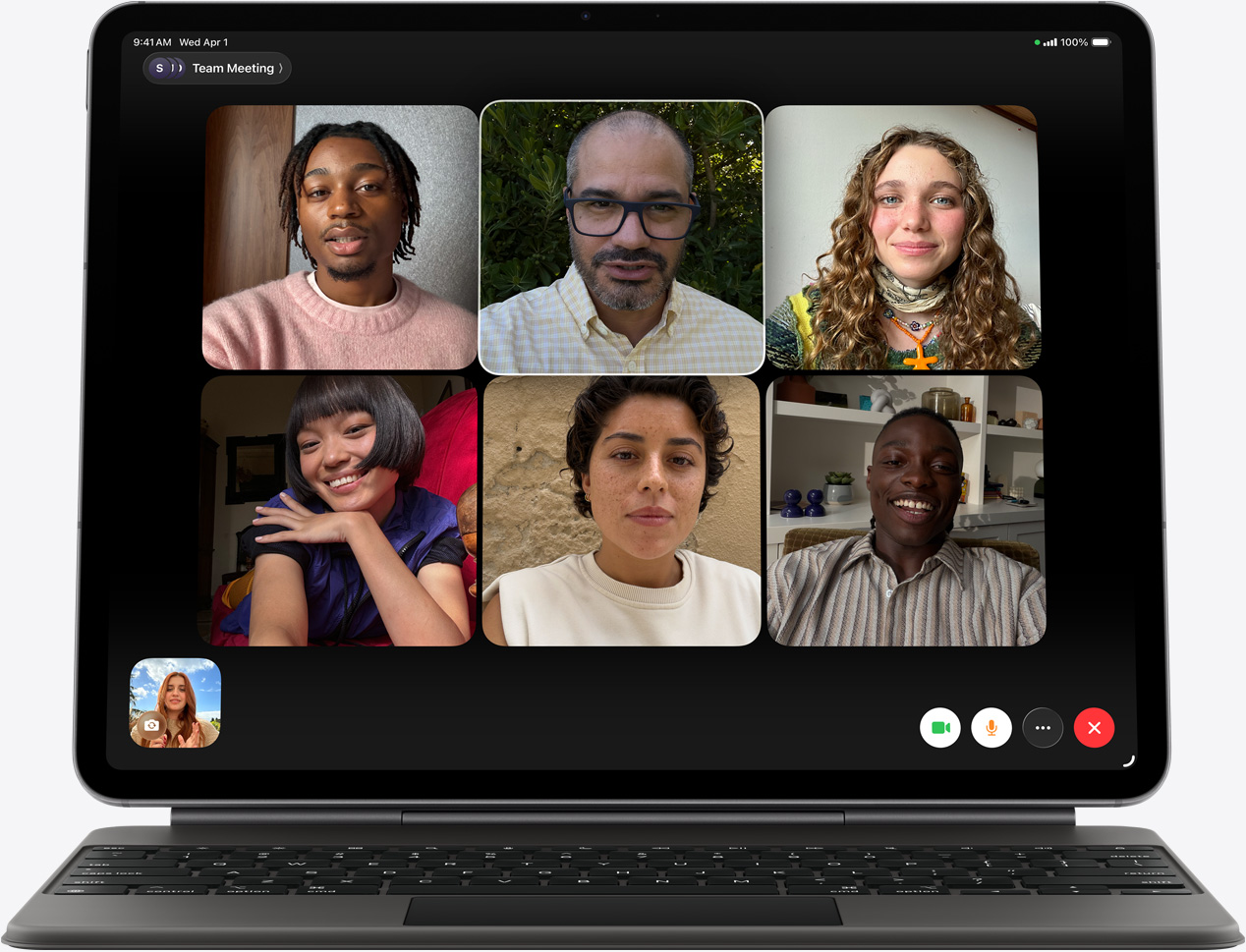 iPad Air, pohled zep?edu, Magic Keyboard, ?erná barva, na obrazovce FaceTime hovor s několika ú?astníky