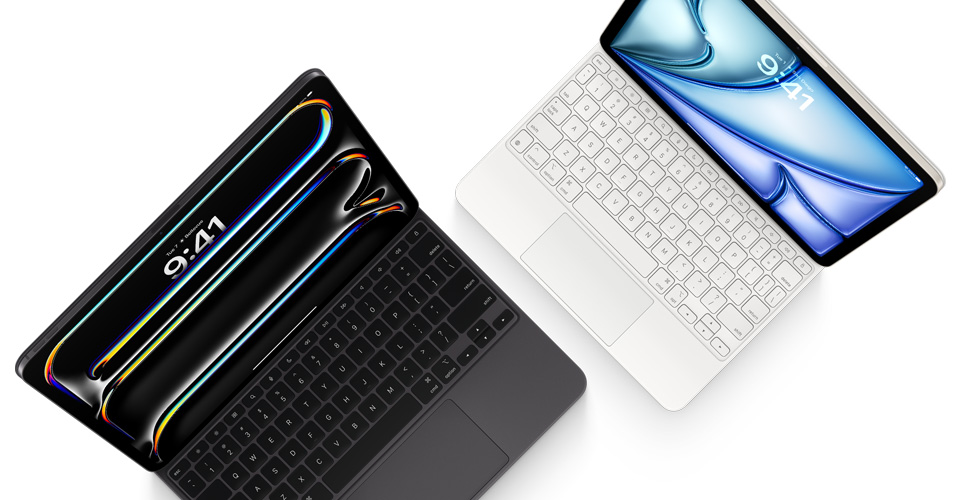 Pohled shora na iPad Pro s p?ipnutym ?ernym Magic Keyboardem k iPadu Pro a na iPad Air s p?ipnutym bílym Magic Keyboardem.