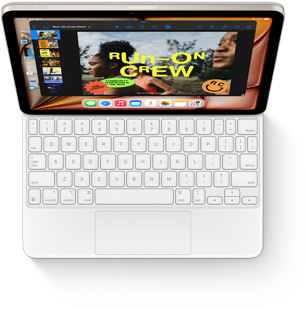 Pohled shora na iPad Air p?ipnuty k bílému Magic Keyboard Foliu.