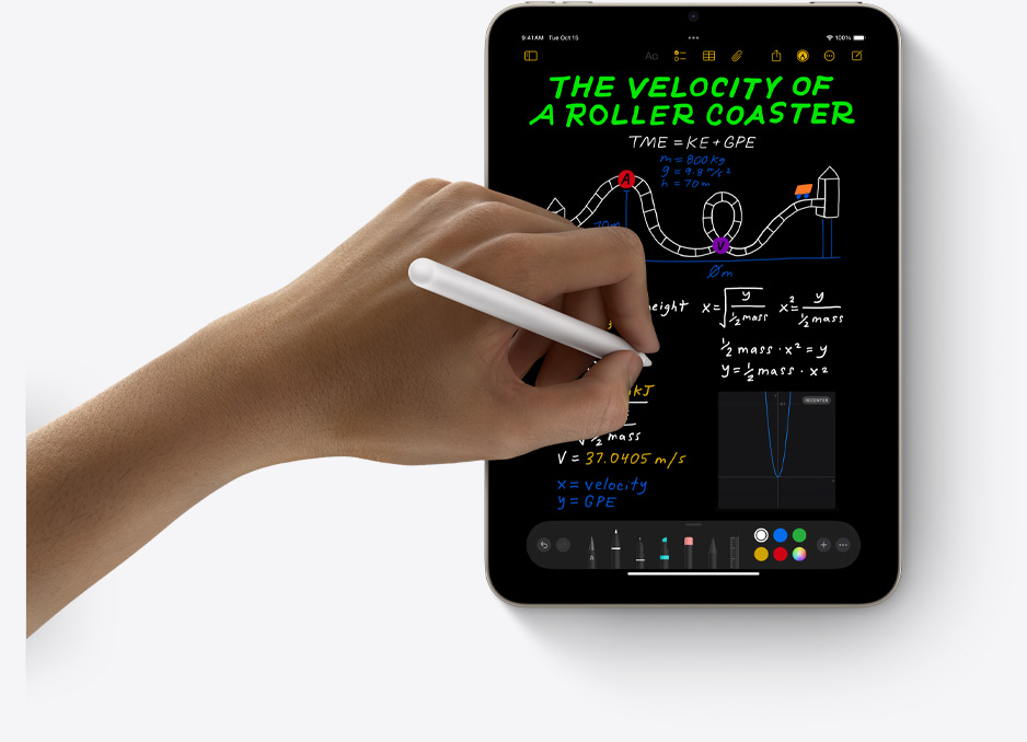 iPad mini i st?ende retning med en h?nd som bruker Mattenotater med Apple Pencil Pro.