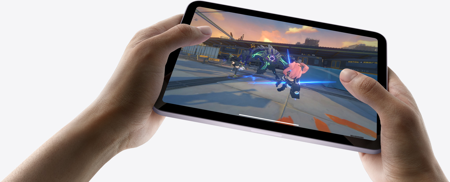 iPad mini ?inut de un utilizator ?n dispunere orizontal?, ?n timp ce joac? un joc cu grafic? intens?.