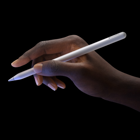 Apple Pencil Pro, vue latérale, design élégant avec capteur tactile près de la pointe, reflet mauve provenant de l’écran de l’iPad Pro, main tenant l’Apple Pencil Pro sur le c?té avec index tendu mettant en avant la fonctionnalité toucher deux fois