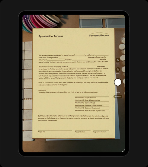 iPad Pro, etupuoli, pystysuunnassa, t?htimusta v?ri, n?yt?ll? on skannattu dokumentti nimelt? ”Agreement for Services”, jonka teksti? ja allekirjoitusta varten tarkoitetut viivat ovat selke?sti n?kyvill?
