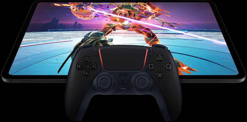 Mando inalámbrico para PlayStation sobre un iPad Pro, parte delantera exterior, posición horizontal, color negro espacial, la pantalla muestra una partida de un juego futurista con un robot y una espada láser rosa brillante