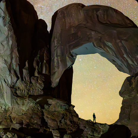 iPad Pro, parte delantera exterior, la pantalla muestra la foto de una persona en un ca?ón con un cielo estrellado