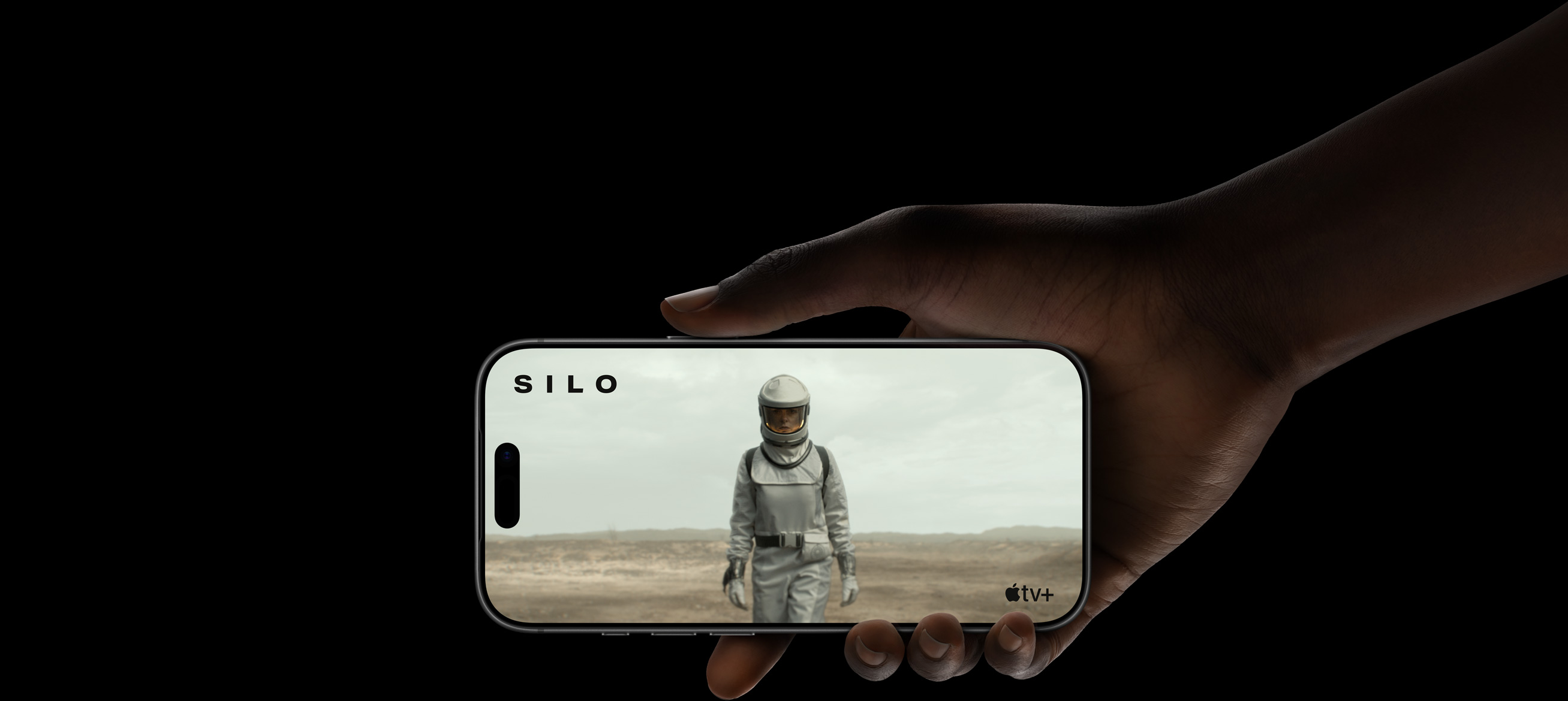Scena i? ?Apple TV+“ serialo ?Silo“, kuria demonstruojamas ?iPhone 17 Pro“ ilgesnis baterijos veikimo laikas