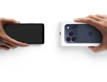 H?nde tauschen Smartphones, links ist ein Android ohne Verpackung, rechts ein neues iPhone 17 Pro im Karton