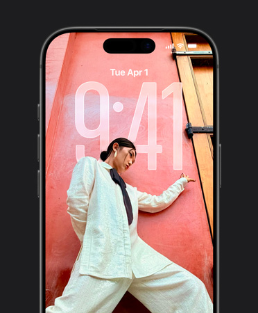 iPhonen lukitulla n?yt?ll? n?kyy aika, joka on muokattu lukitun n?yt?n kuvaan