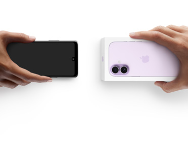 H?nde tauschen Smartphones, links ist ein Android ohne Verpackung, rechts ein neues iPhone 17 im Karton