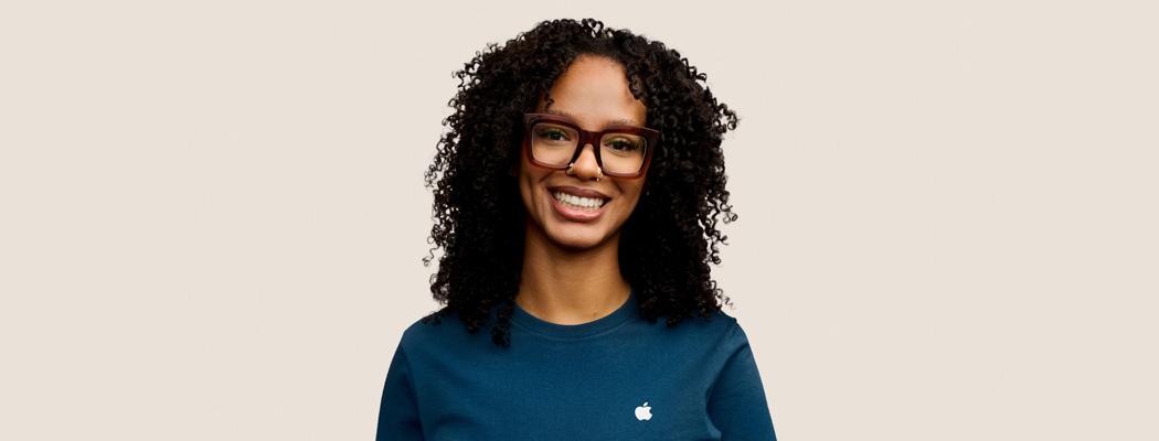 親しみやすい態(tài)度で微笑むAppleのスペシャリスト