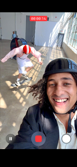 iPhone Air, fra forsiden, ultrastabilisert video-funksjon i bruk, tar opp en actionvideo